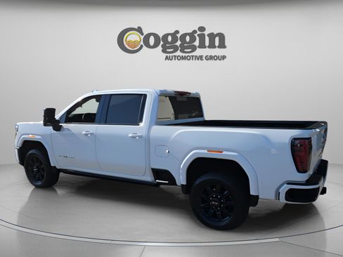 Used 2025 GMC Sierra 2500 AT4 w/ AT4 Premium Plus Package AWD/4WD image 3
