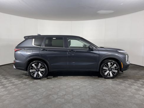 Used 2025 Mitsubishi Outlander SE image 5