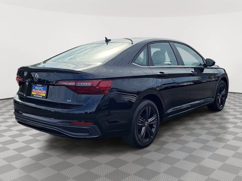 Used 2022 Volkswagen Jetta SE w/ Panoramic Sunroof Package FWD image 5