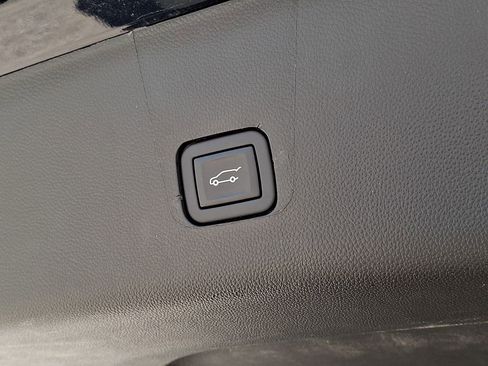 Used 2023 Chevrolet Traverse LT w/ LT Premium Package AWD/4WD image 29