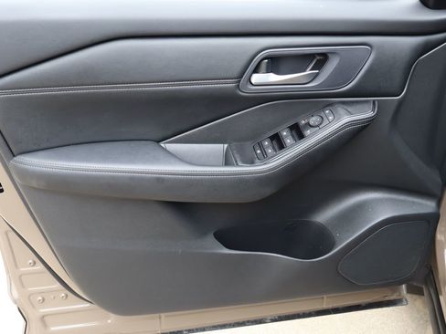 Used 2024 Nissan Rogue SV w/ SV Premium Package FWD image 20