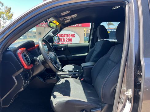 Used 2017 Toyota Tacoma TRD Off-Road w/ Tow Package (A/T) AWD/4WD image 12