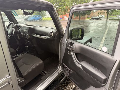 Used 2017 Jeep Wrangler Unlimited Rubicon w/ Connectivity Group AWD/4WD image 14