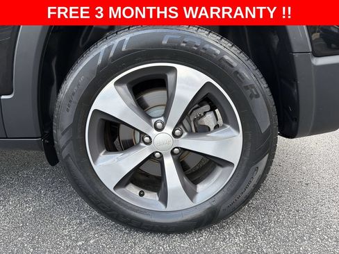 Used 2019 Jeep Cherokee Limited AWD/4WD image 32