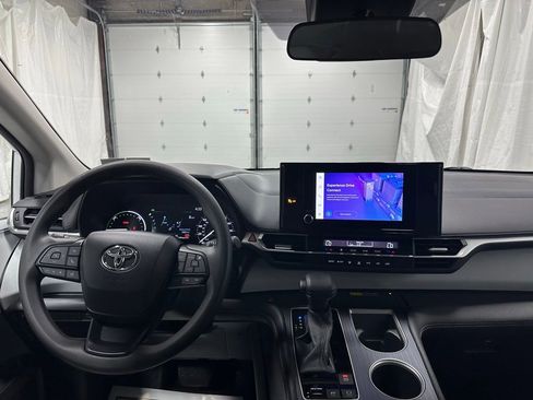 Used 2025 Toyota Sienna LE FWD image 16