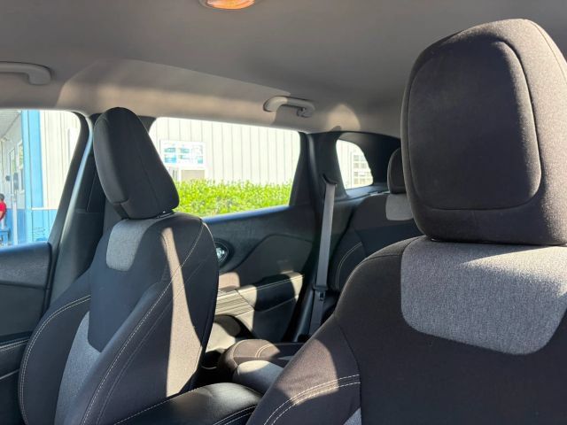 Used 2016 Jeep Cherokee Sport FWD image 13