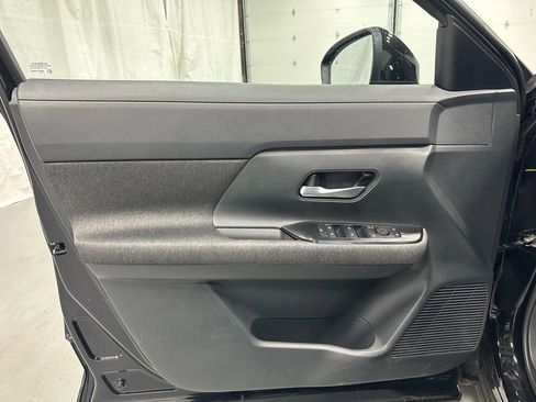 Used 2025 Nissan Kicks SV AWD/4WD image 8