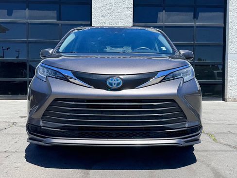 Used 2021 Toyota Sienna LE FWD image 4