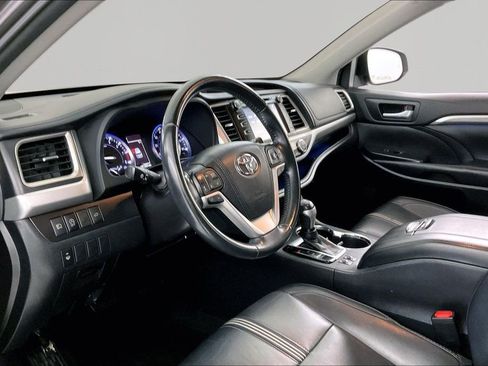 Used 2018 Toyota Highlander SE image 16