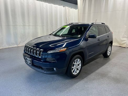 Used 2018 Jeep Cherokee Latitude Plus w/ Cold Weather Group AWD/4WD image 1