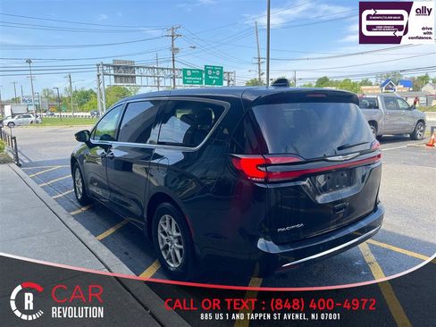 Used 2023 Chrysler Pacifica Touring-L FWD image 5