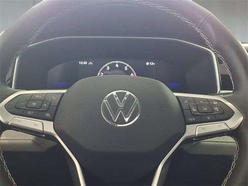 Used 2025 Volkswagen Taos SE w/ Panoramic Sunroof Package image 19