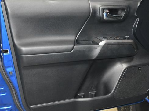 Used 2017 Toyota Tacoma TRD Off-Road image 4