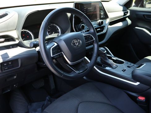 Used 2023 Toyota Highlander LE FWD image 3