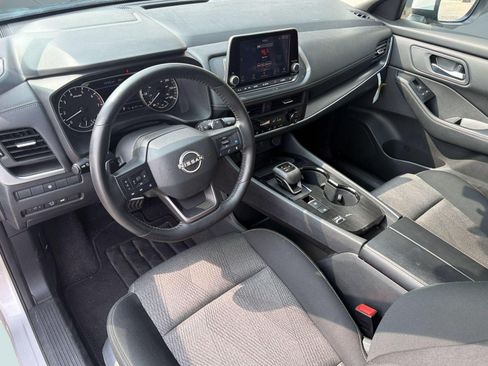 Used 2025 Nissan Rogue SV FWD image 4