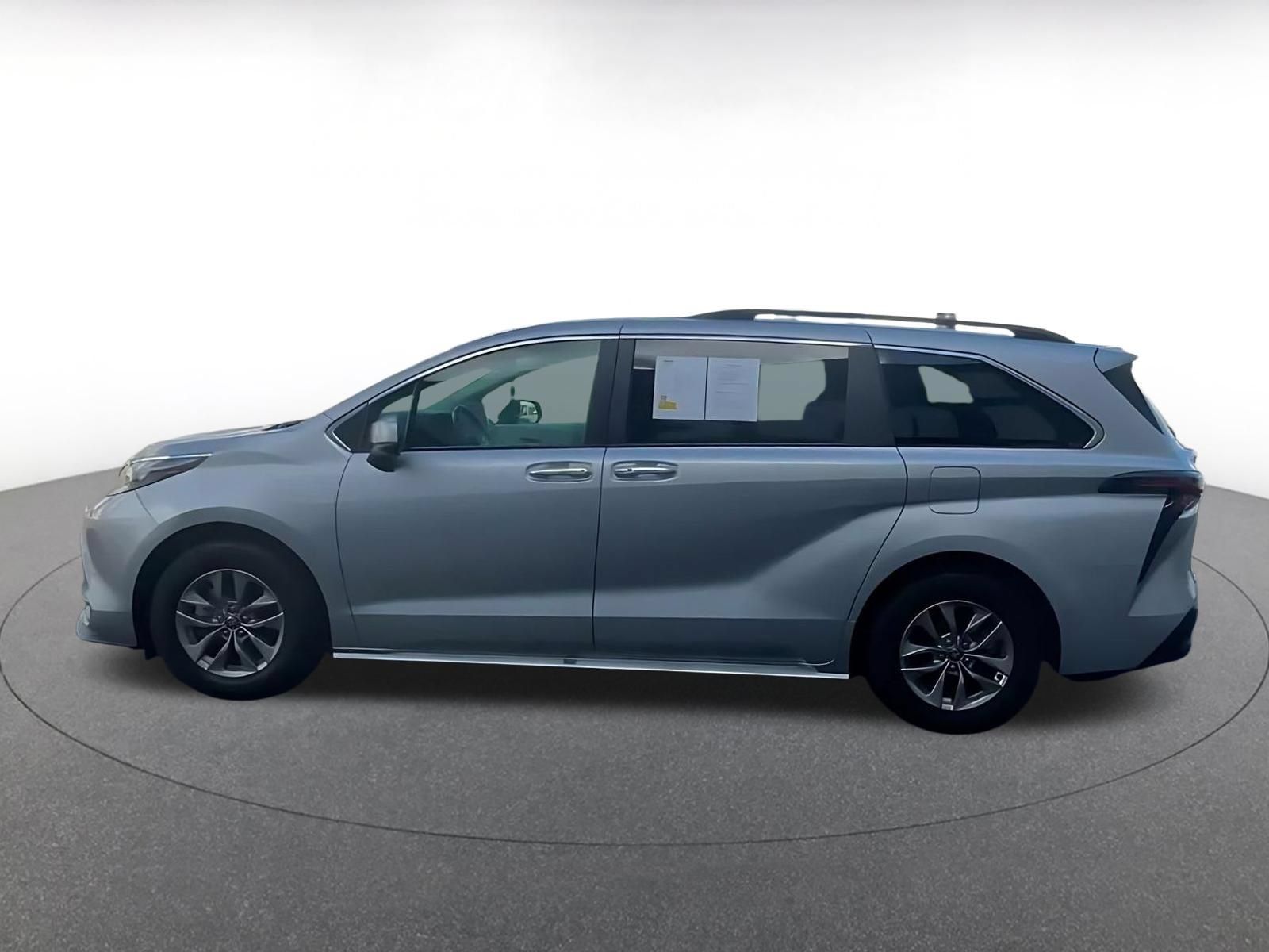 Used 2025 Toyota Sienna XLE FWD image 9