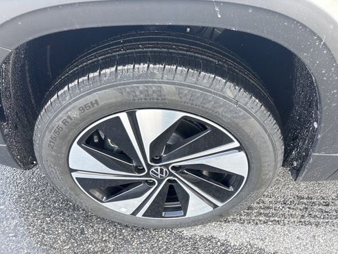 New 2026 Volkswagen Taos SE image 7