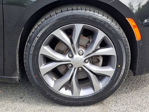 Used 2019 Chrysler Pacifica Limited w/ Tire & Wheel Group FWD image 11