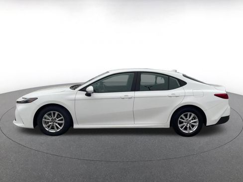 Used 2025 Toyota Camry LE image 9