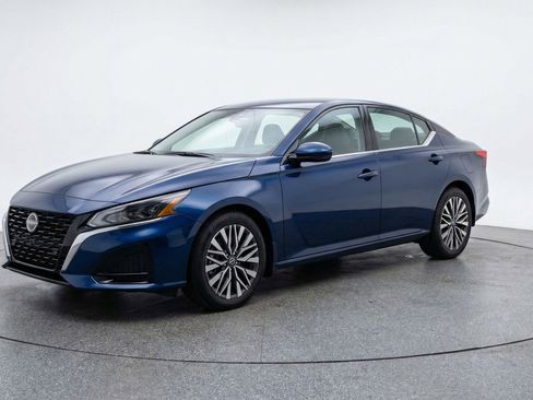 Used 2025 Nissan Altima 2.5 SV image 3
