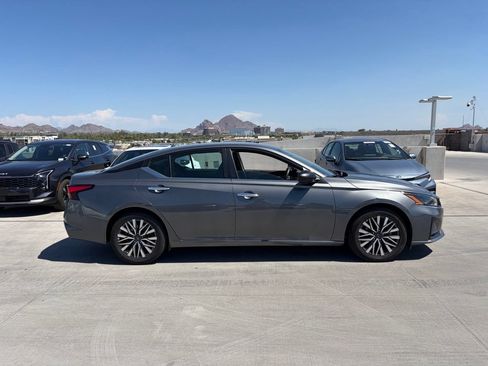 Used 2025 Nissan Altima 2.5 SV FWD image 3