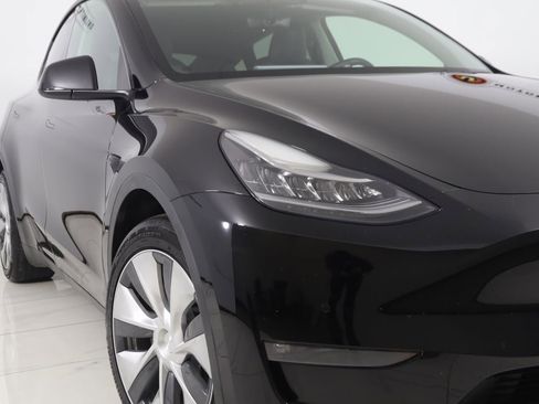 Used 2022 Tesla Model Y Long Range image 17