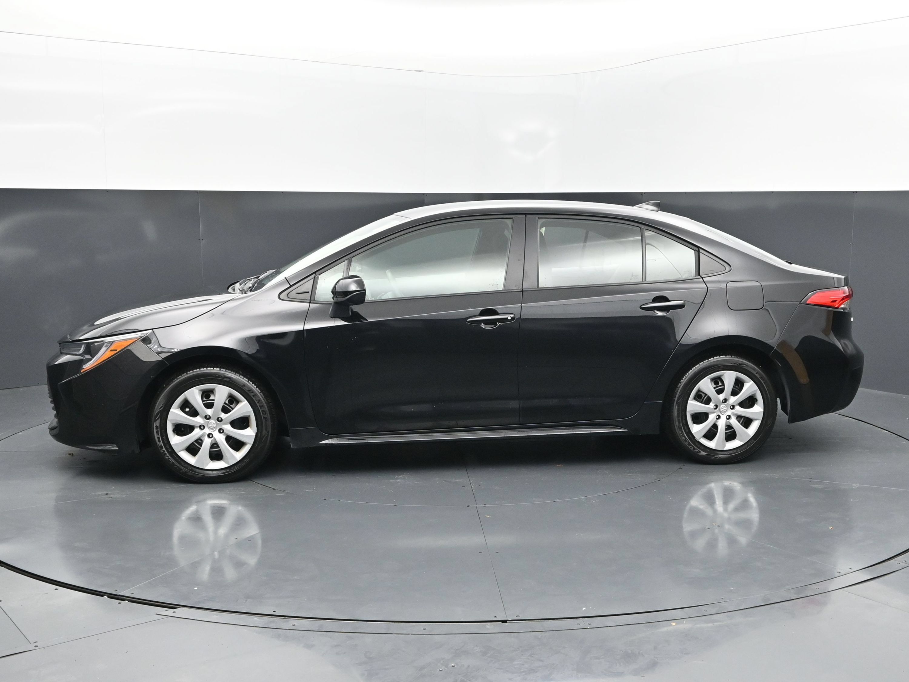 Used 2026 Toyota Corolla LE FWD image 2