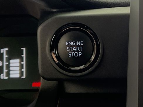 Used 2025 Toyota Tacoma SR5 AWD/4WD image 22