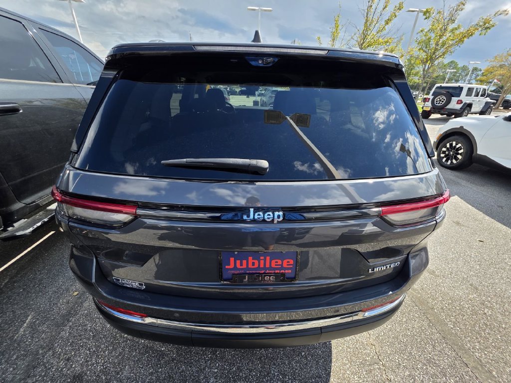 Used 2022 Jeep Grand Cherokee Limited w/ Luxury Tech Group II RWD image 3