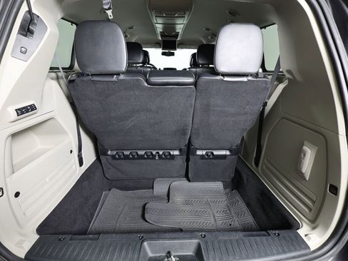Used 2014 Chrysler Town & Country Touring-L image 18