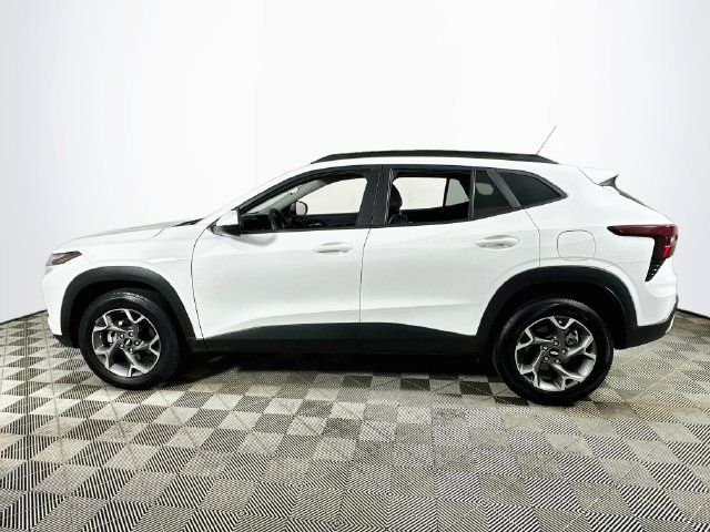 Used 2025 Chevrolet Trax LT FWD image 6