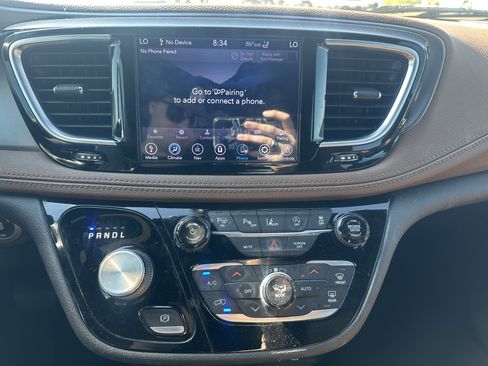 Used 2020 Chrysler Pacifica Limited w/ Advanced Safetytec Group FWD image 18