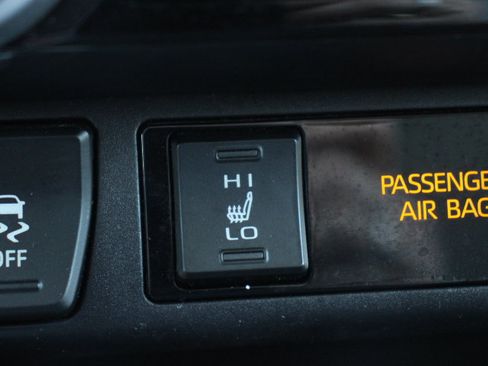 Used 2021 Toyota RAV4 XLE w/ Convenience Package FWD image 26