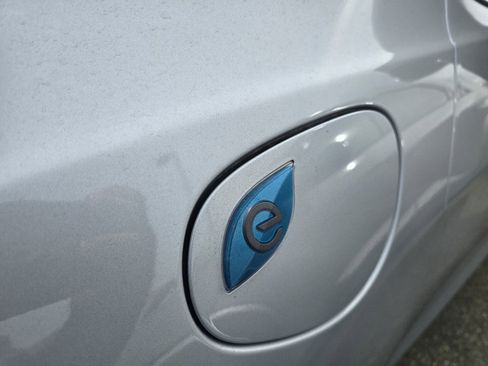 Used 2024 Chrysler Pacifica Select image 17