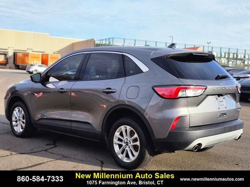 Used 2022 Ford Escape SE w/ Cold Weather Package image 3