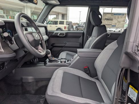 New 2025 Ford Bronco Base image 18