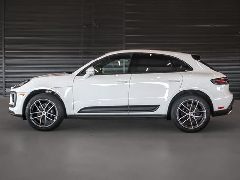 Certified 2026 Porsche Macan AWD/4WD image 2