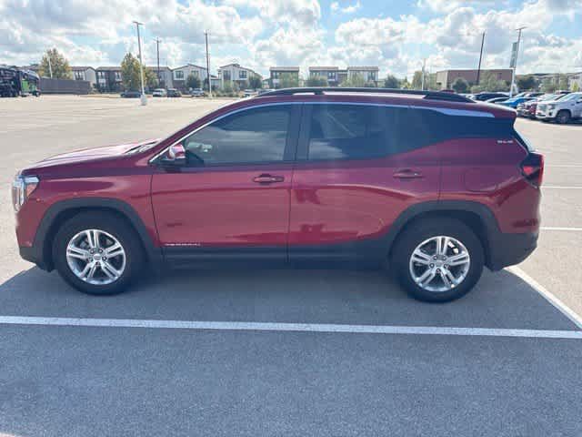 Used 2024 GMC Terrain SLE w/ Driver Convenience Package FWD image 2