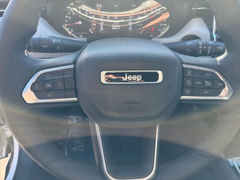 Used 2025 Jeep Compass Limited image 28