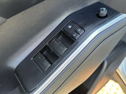 Used 2021 Toyota Highlander XLE image 11