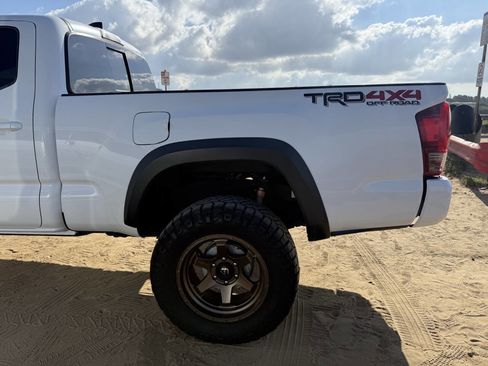 Used 2017 Toyota Tacoma TRD Off-Road image 8