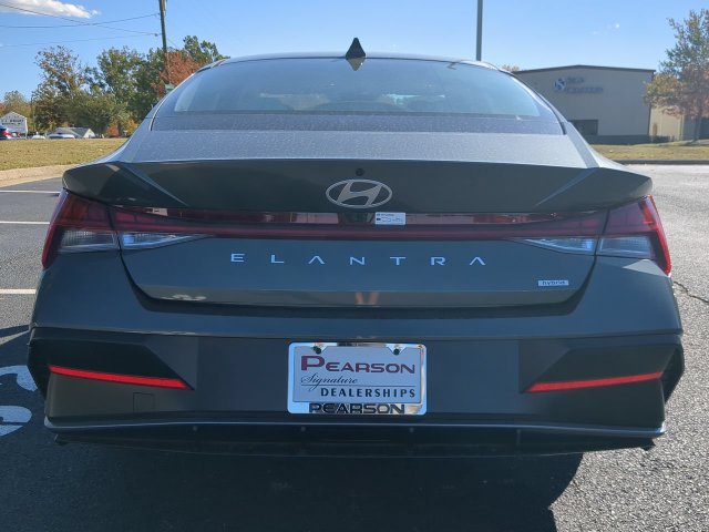 Used 2025 Hyundai Elantra Limited FWD image 5
