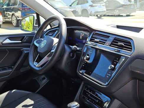 Used 2024 Volkswagen Tiguan SE image 12