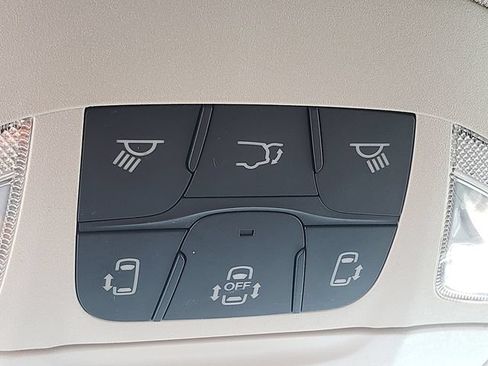 Used 2024 Chrysler Pacifica Touring-L FWD image 19