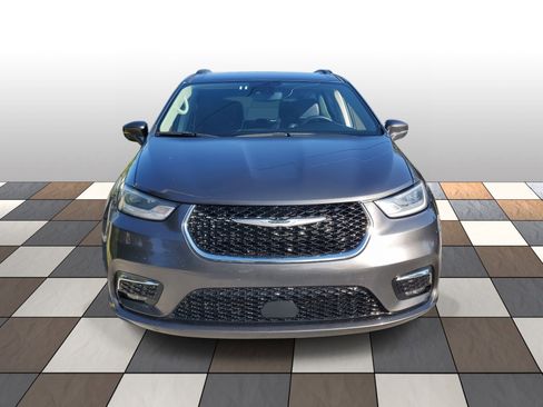 Used 2022 Chrysler Pacifica Touring-L image 2