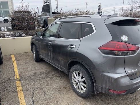 Used 2018 Nissan Rogue SV image 2