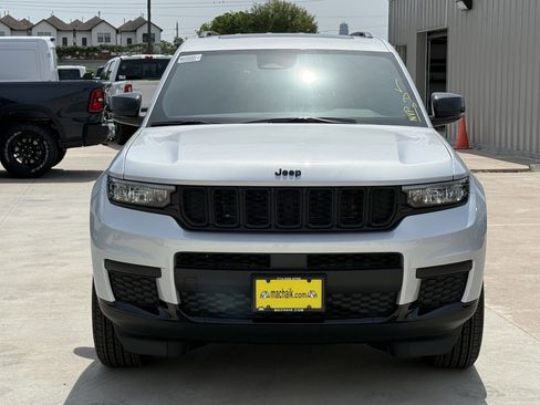 New 2025 Jeep Grand Cherokee L Altitude image 3