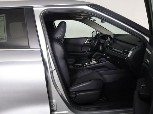 Used 2024 Mitsubishi Outlander SE image 27