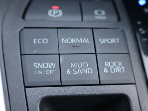 Used 2021 Toyota RAV4 LE image 21