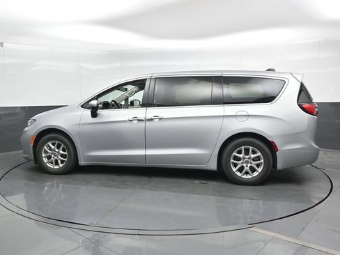 Used 2023 Chrysler Pacifica Touring-L FWD image 8